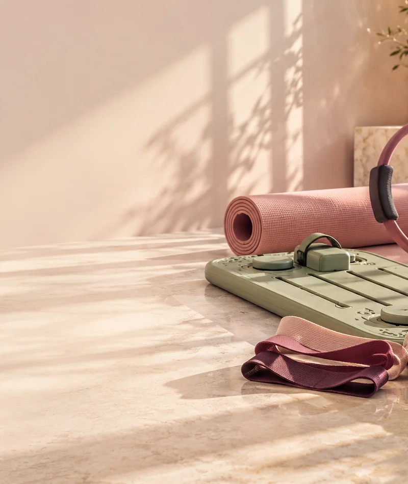Pilates-Matte mit Ring und Bändern in einem hellen Studio